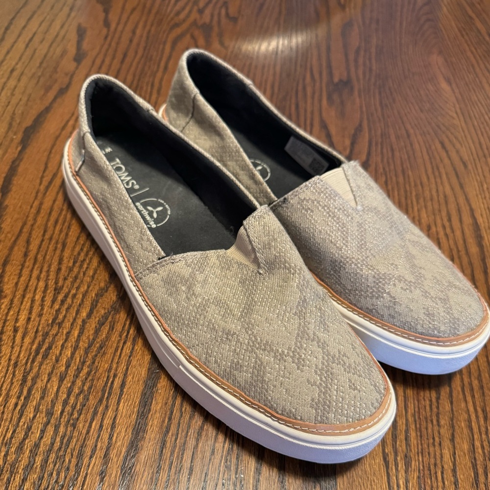 Toms Tan Camo Women’s Size 10